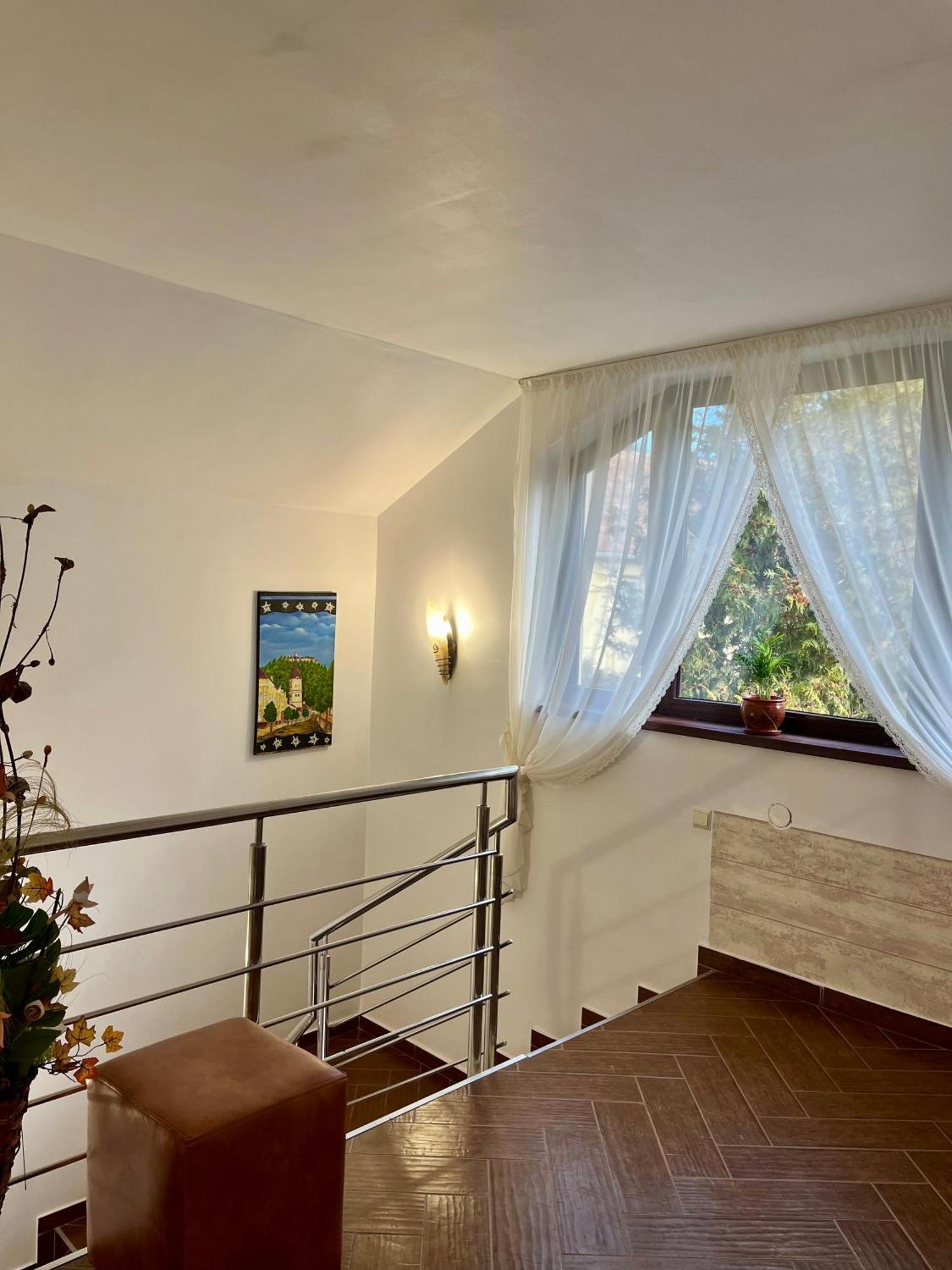 Cetatuia - Ultra-Central Rasnov Stay - Parking And Nature Close To Bran, Dino Parc And More Buitenkant foto